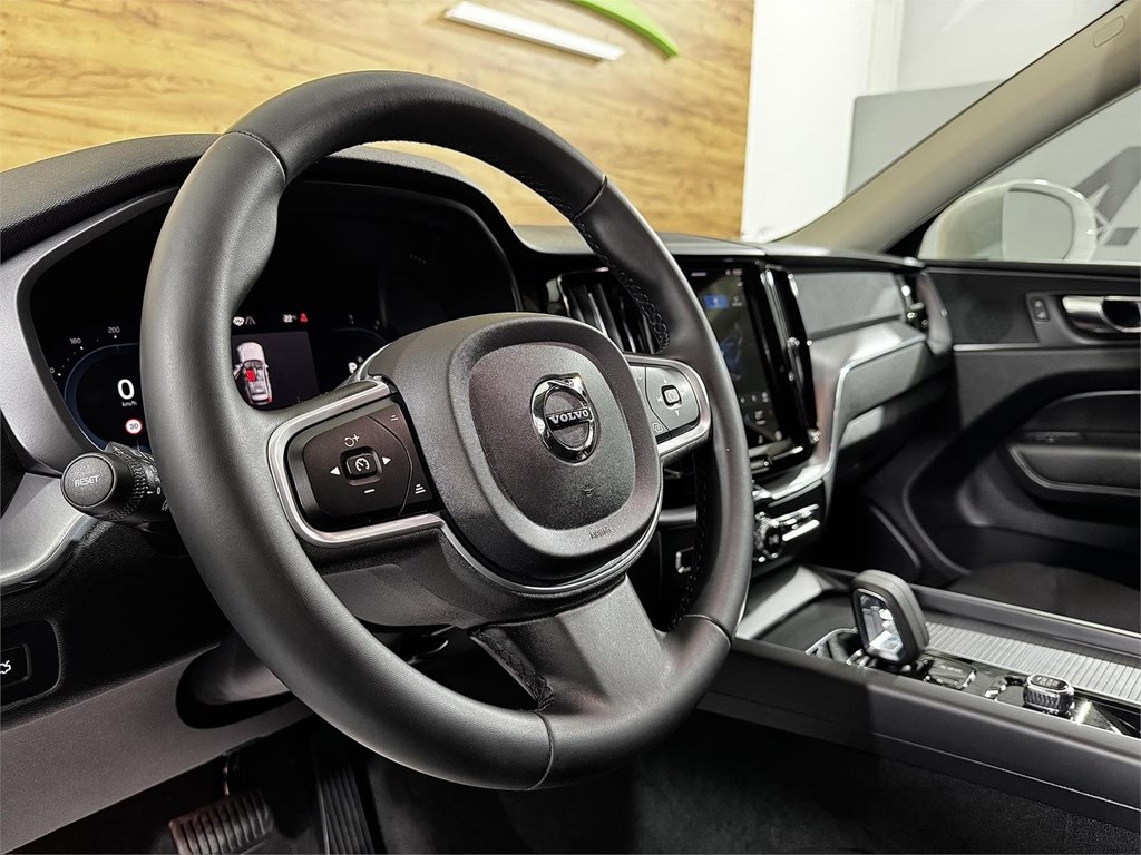 Foto 10 VOLVO XC60 2.0 197CV B4 D Momentum Pro AUTO 8V
