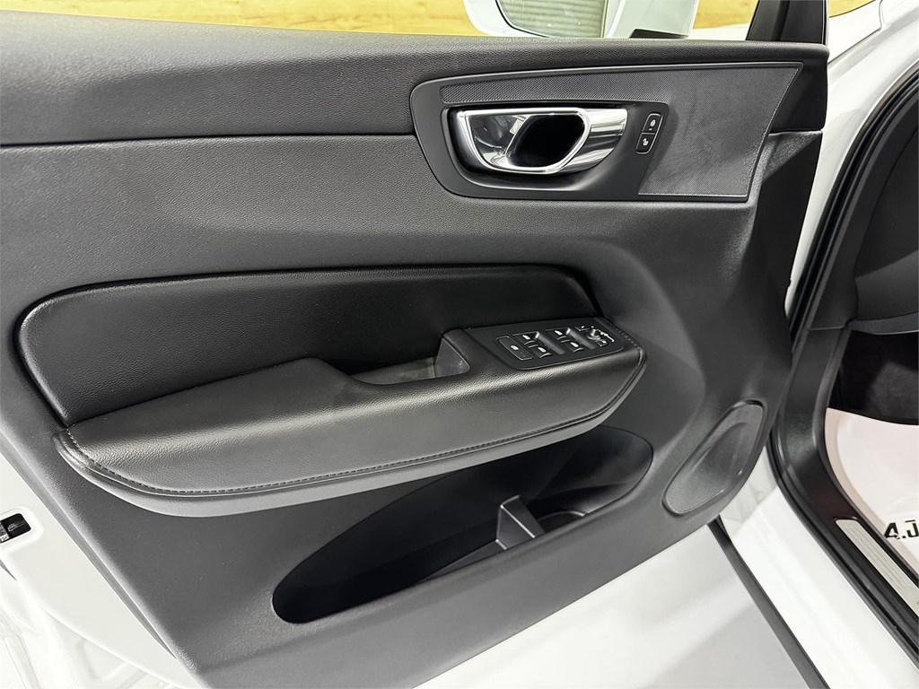 Foto 20 VOLVO XC60 2.0 197CV B4 D Momentum Pro AUTO 8V