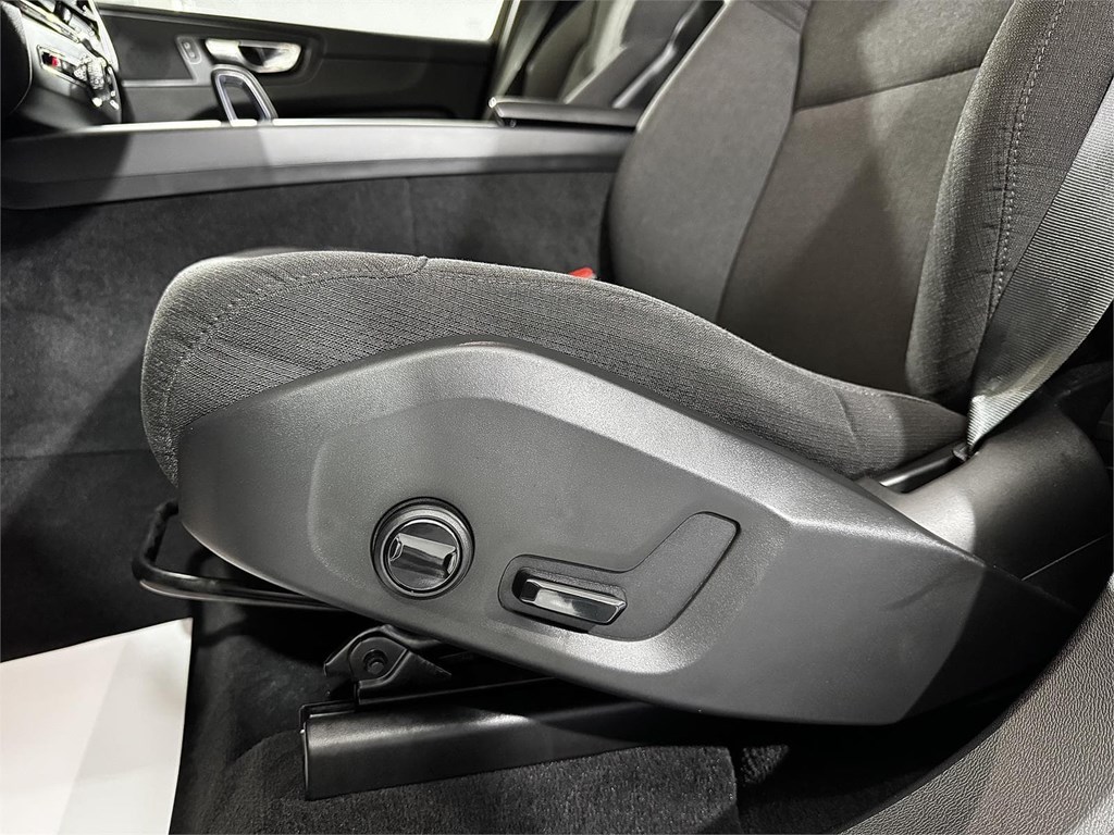 Foto 23 VOLVO XC60 2.0 197CV B4 D Momentum Pro AUTO 8V