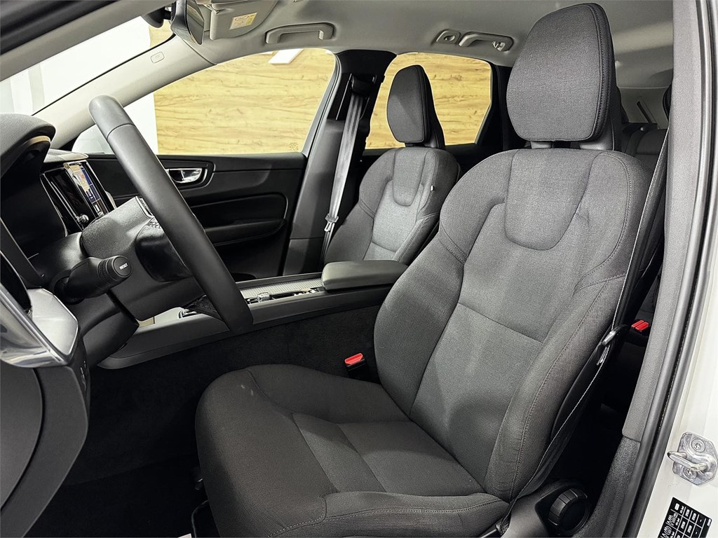 Foto 24 VOLVO XC60 2.0 197CV B4 D Momentum Pro AUTO 8V