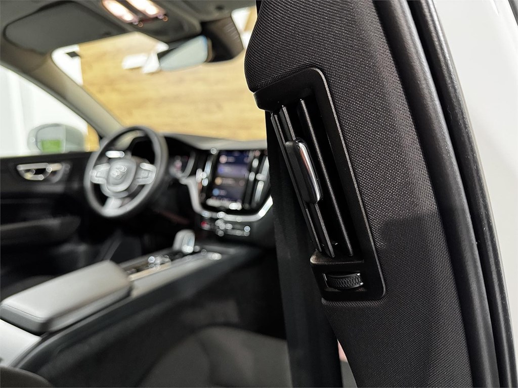 Foto 41 VOLVO XC60 2.0 197CV B4 D Momentum Pro AUTO 8V